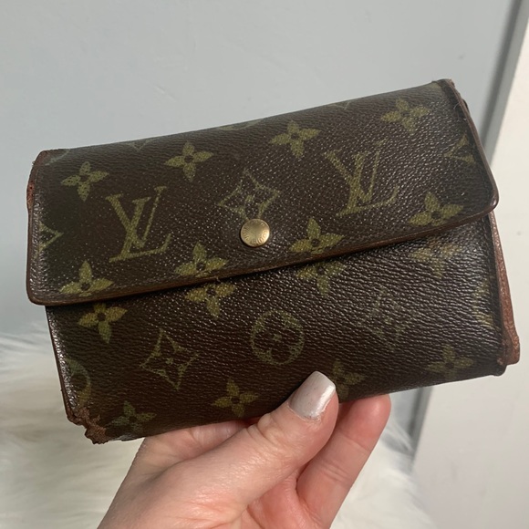 Louis Vuitton Handbags - 🏷️ CLEARANCE 2004 authentic Louis Vuitton ETUI large wallet passport holder